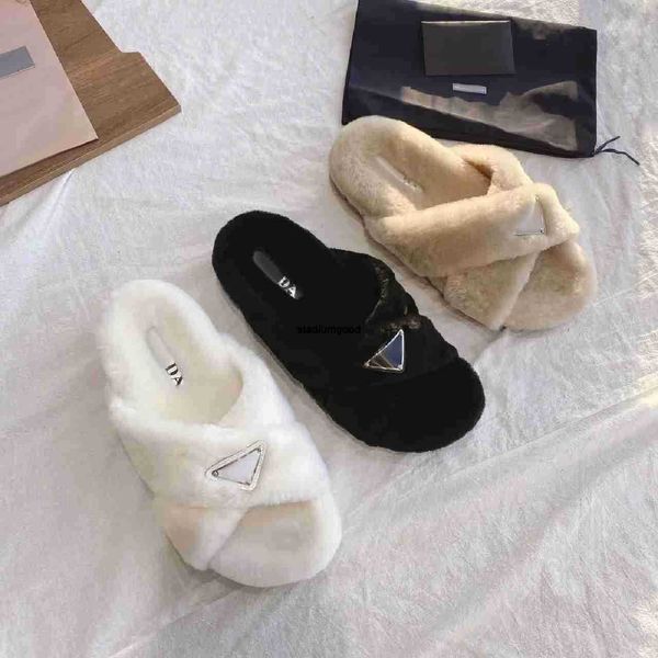 Lady Triangle Pur Slide Sandales Designers Luxuris House Fuzzy Tazz Slippers Base plana Teddy Bear Sandal Fashion Shoes Slipper Popular Tamanho 35-42 Slides fofos do salto