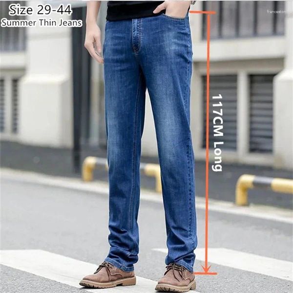 Jeans masculinos Summer extra de 117 cm de altura finos esticados mais tamanho 40 42 44 Tranquias de jeans azul de cintura alta e enormes de grandes dimensões