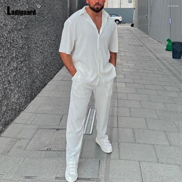 Traccetti da uomo Ladiguard 2024 uomini Beach Casual Beach Set due pezzi set bianchi blusa dentellata e pantaloni in vita elastica si adattano alla tasca per supporto maschile