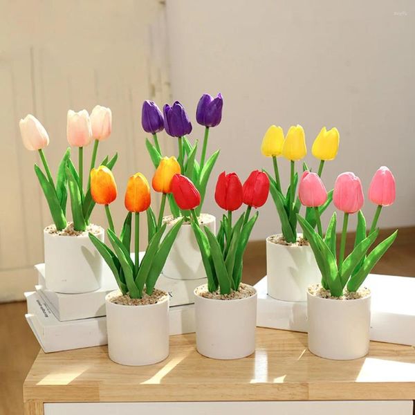 Flores decorativas Tulipas artificiais em vasos de plantas falsas em maconha em uma festa de casamento em casa de escritório de escritório decoração