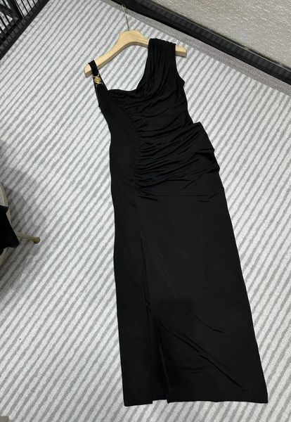 Sıradan Elbiseler 2024 Erken İlkbahar Yaz Düzensiz Draped Siyah Bölünmüş Küçük Hediye Elbise Sarılı Kalça Uzun Midi Kadın Etek