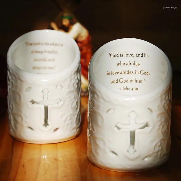 Kerzenhalter Europäischer Retro Hollow Cross Keramikhalter Cup mit christlicher Bibel Text Hochzeitsdekor Ornament 6 9 cm Stift