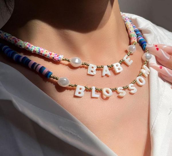 Ketten handgefertigte benutzerdefinierte Namensbuchstaben Tonkügelchen Halskette für Frauen Naturalschale Initialen Farbe Polymer Perlen Halsschütteln Schmuckgeschenke6504916