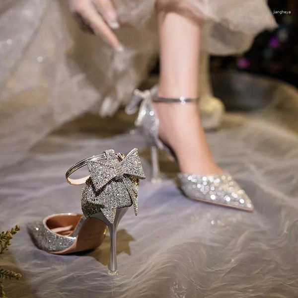 Lässige Schuhe Kristall Diamant spitzer Zehen Hochzeitsschuh Frauen Sandalen Silber sexy Party Nachtclub High Heels Mode -Pailletten Metal Lady Pumps