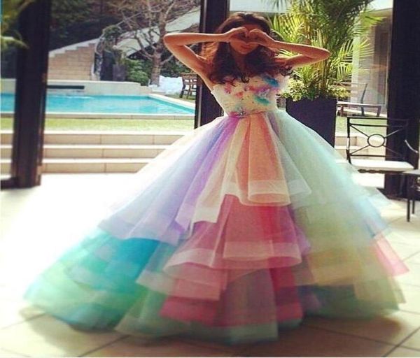 2020 Neuankömmlinge bunte Quinceanera Kleider süße sechzehn lange Prom -Kleider -Party -Kleider formelle Festzugskleider abgestufte Ballkleid 9021095