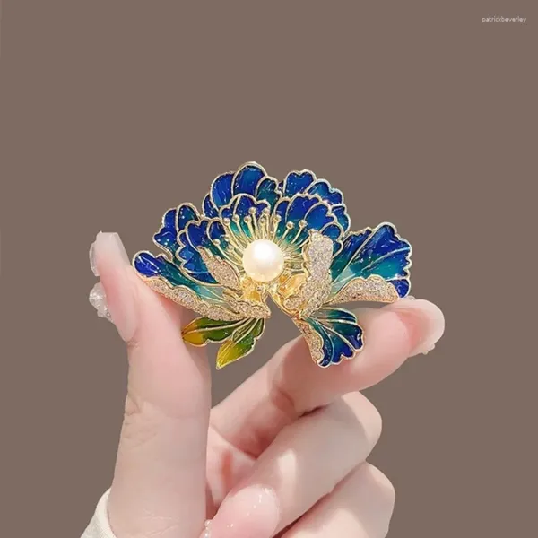 Broches de luxo elegante esmalte azul peony para mulheres lady flor folha pérola pinos de corpete de casaco de roupas de jóias do traje jóias 2024