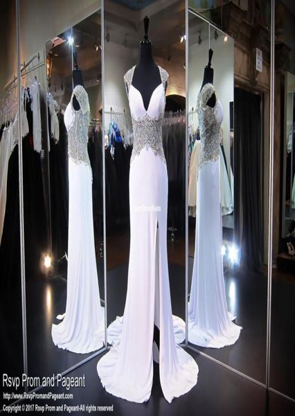 Modest White Prom Evening Dresses 2019 Major perdono a V Neck Sexy Spalato Illusione Lavoro posteriore Abito da concorso 36667242
