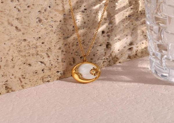 Подвесные ожерелья натуральная мать жемчужного кастинга Луна Звездный Круг Круг Монета для женщины 18 -каратный золото, покрытый из нержавеющей стали, ювелирные изделия8120550