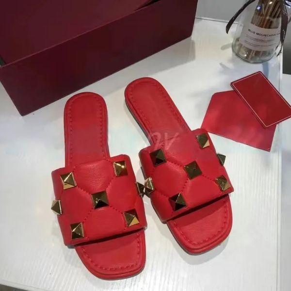 Alte scarpe da design di sandali designer scarpe per donne scivolano rosa nero bianco estate nuovi rivetti piatti casual fuori indossando pantofole donne a punta di spiaggia sandali romani