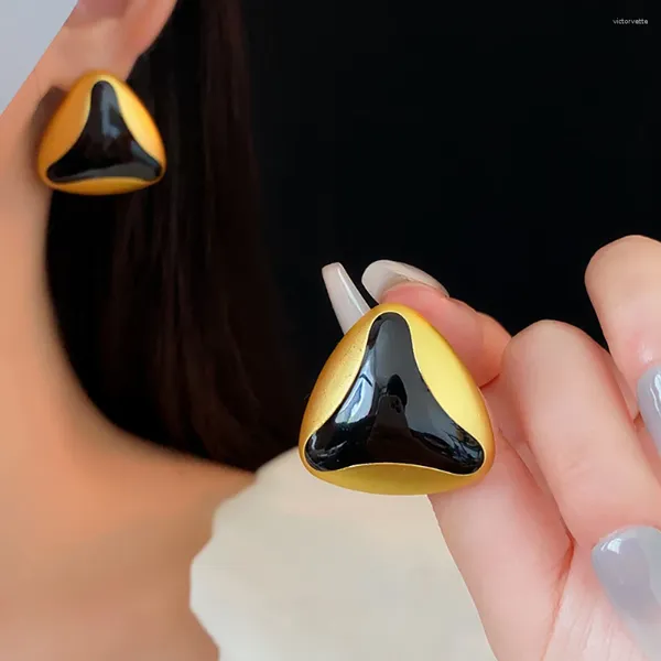Brincos de garanhão AENSOA Triângulo de esmalte preto vintage Brincho retrô geométrico para mulheres Jóias da moda com partidos de festas de ouro