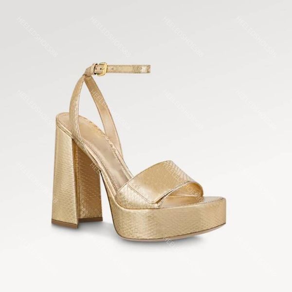 Sandálias de salto de plataforma Designers Sapatos para feminino letra fivela de pecão de couro patenteado jeans de salto gracioso Gladiador de 12 cm de altura Sandal 35-41