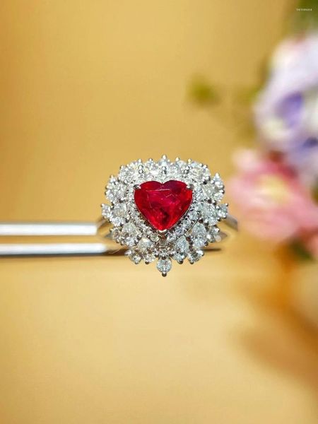 Кластерные кольца натуральные несгоревшие рубиновые кольцо форма сердца 18 тыс. Белого золота с бриллиантовыми роскошными ювелирными украшениями.