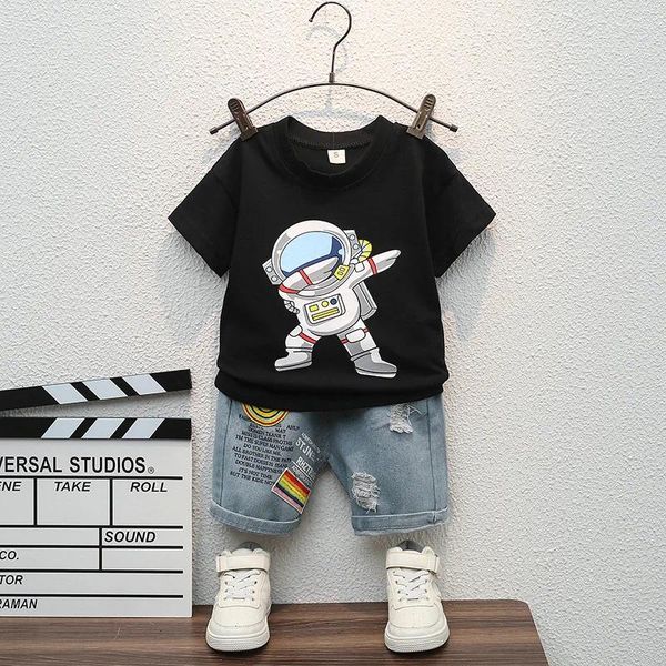 Set di abbigliamento Summer Boys Cartoon Stampa Astro Trotta rotonda Maglietta a maniche corte Jeans Set a due pezzi di cotone puro traspirante