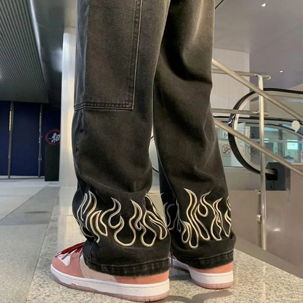 Homem calças jeans chama jeans casuais com bolsos grandes angustiando calças retas de pernas largas para a rua alta 240426