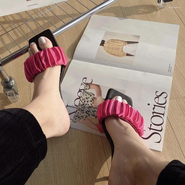 Тапочки сплошные плиссированные атласные дизайны открытые пальцы мелкие женщины -мулы котенок каблука летние модные женские туфли элегантные сандалии