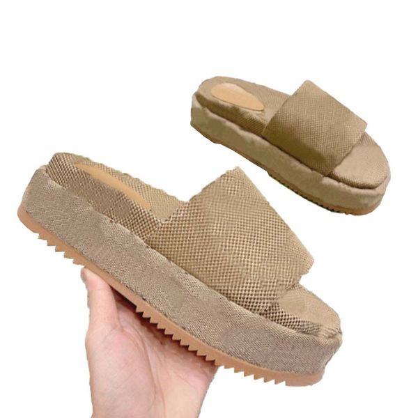 2024 Designer Sandals Slifori Summer Men Scarpe a forma di lussuosi vetrini di lusso a forma di pista da piede in gomma tonale nera con in rilievo sul lato esterno 001