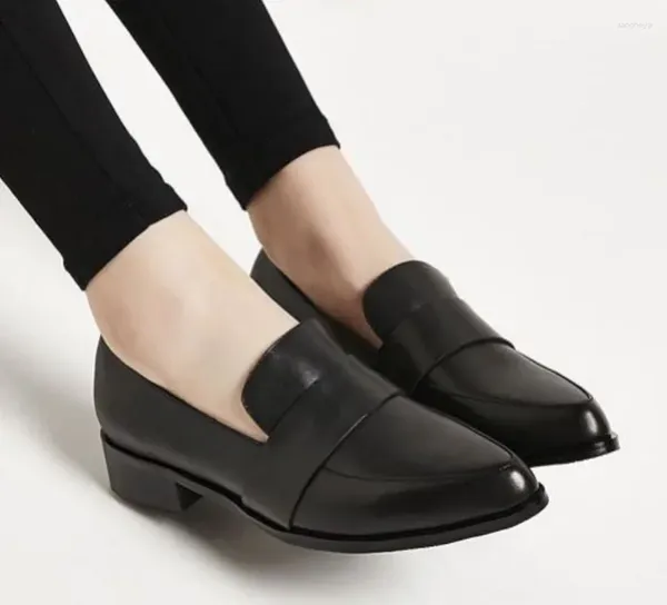 Sapatos casuais apontados na carreira de salto quadrado feminino calcanhar preto baixo calcanhar elegante calçados femininos patenteado de couro norma