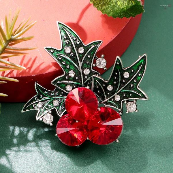 Broches 2024 Red Green Color Crystal Christmas Fruit Broche for Women Cherry Pin Design Acessórios de moda Jóias de inverno