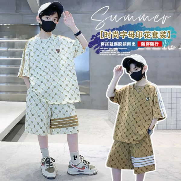 Kinder Kleidung Jungen Sommerstreifen Top Shorts 2 Stück Set Teenage Jungen Full Print Letter Tracksuit Cool Pullover T -Shirt 240428