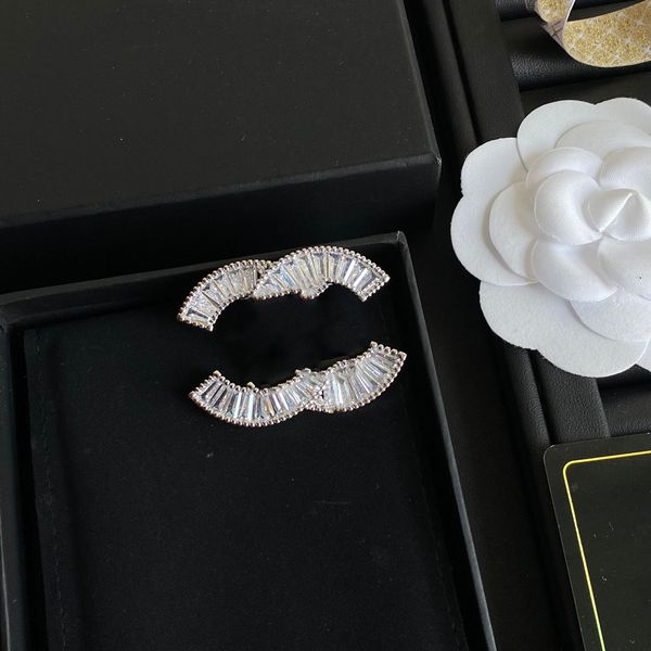 Spille designer pin cristallo lettera rame scoppi per uomini perpuli da donna regali per matrimoni di lusso 18k abito broche dorato sposare accessori regalo per feste di nozze