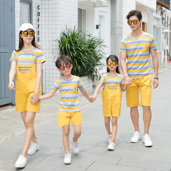 Abbigliamento in famiglia Obiti abbinati estivi Madre Tshirt Dresses Dad Son Tshirtshorts Coppia Holiday 240418