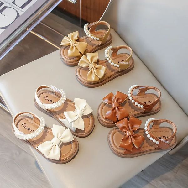 Sandálias infantis de verão para meninas elegantes pérolas bowknot moda versátil doce crianças causais festas de festas sapatos de praia 240430