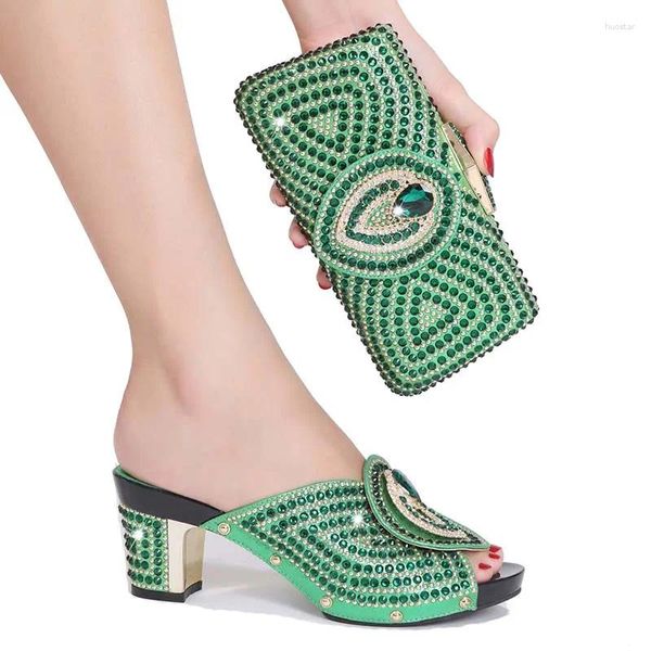 Pantofole scarpe africane alla moda set di sacchetti da donna italiano colore verde nigeriano con borse abbinate per la festa del matrimonio reale 2024