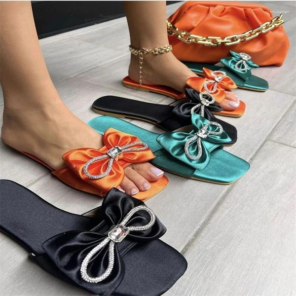 Terlik Kadınlar 2024 Summer Ins Noktalı Yay Kristal Flip Flops Lüks Tasarım Seksi Basit Ofis All Maç