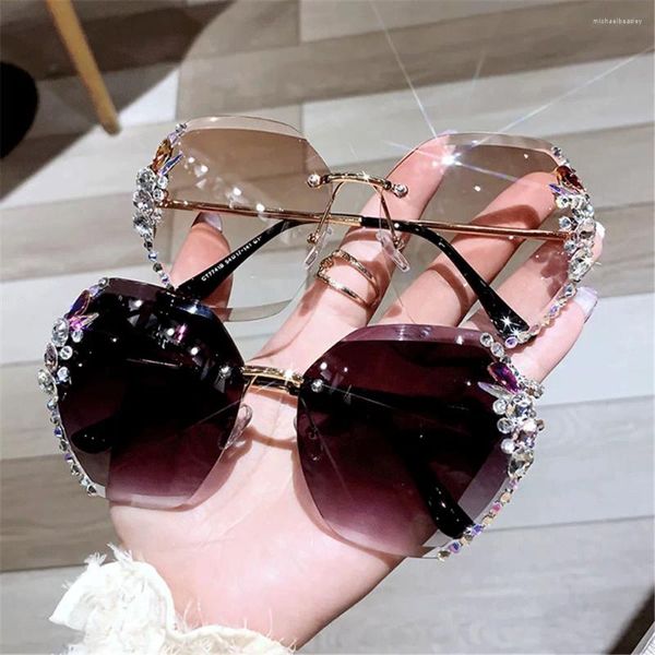 Sonnenbrille Gradient Mode Strass-Stone Frau Slim Trendy Sonnenschutzmittel Anti-Ultraviolett Vintage Luxusbrille 2024