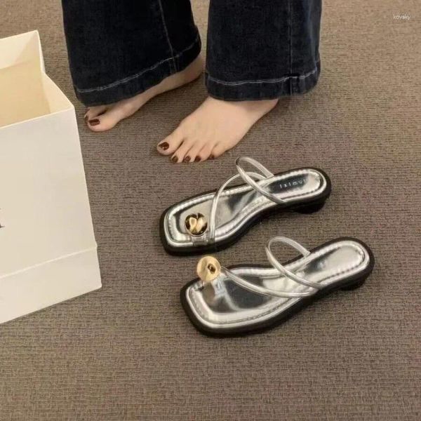 Sandálias de verão banda estreita feminino slipper moda metal decoração de salto baixo no salto em mulheres deslizamentos casuais lascas de praia ao ar livre