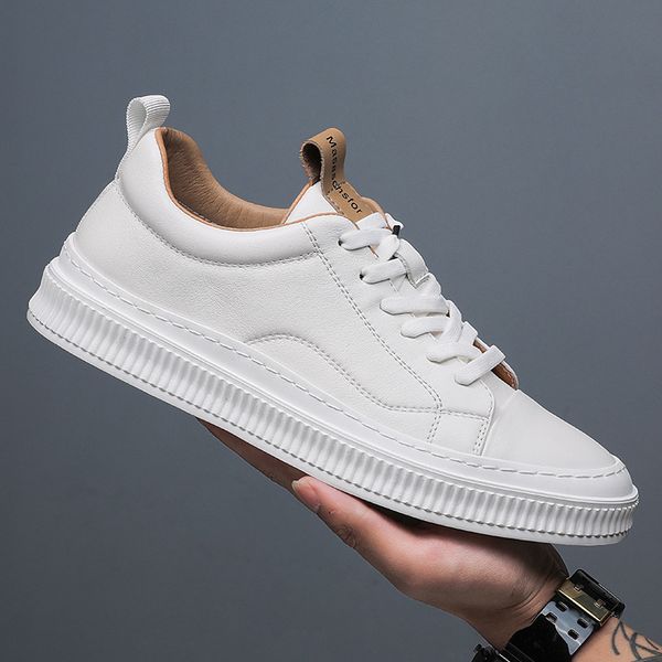 Trendy und modische Herrenschuhe Frühling dicker Soled -Männer -koreanische Version Vielseitige Sportbrettschuhe echte Leder lässig kleine weiße Schuhe