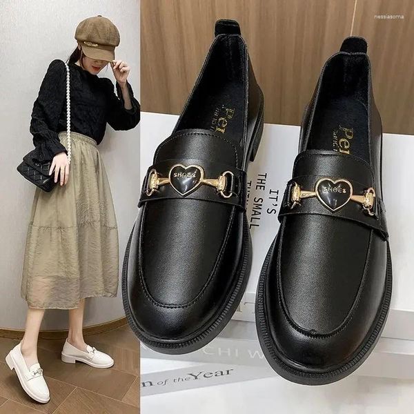 Scarpe casual bassa tallone elegante per donne puntate da donna punta di calzature per le dita dei tacchi di kawaii tacchi quadrati decorazione in metallo carino giovane giovane