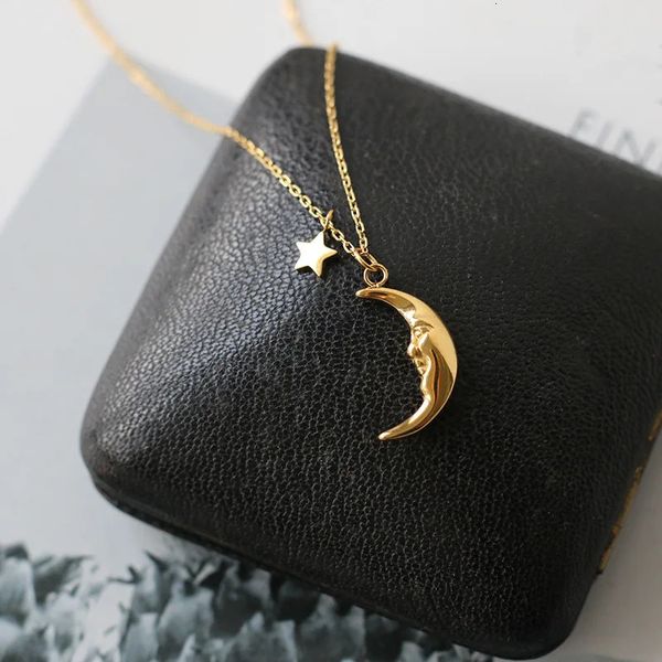 Con la collana di star moon d'oro da 18 k donne in acciaio inossidabile designer di gioielli in acciaio t che mostra abito in passerella rara giapponeo gotico 240429