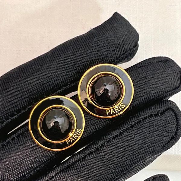 Brincos Dangle Europa America America Vintage Black Resin Button Hoop Women Designer Brand Jóias Trendy