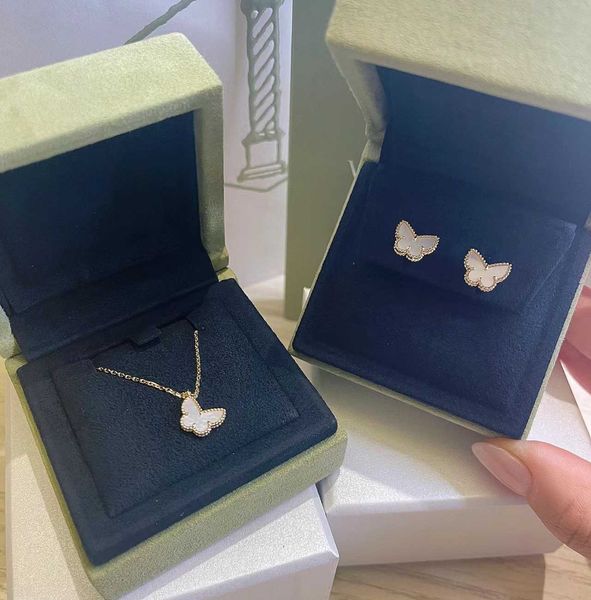 V Goldmaterial Luxusqualität Charme Schmetterlingsform Anhänger Halskette Ohrring -Armband mit blau -weißer Farbdesigner Schmuck Have Box Stempel PS3500B