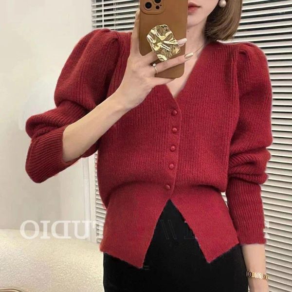 Frauen Strick französische V-Ausschnitt Red Strick-Strickwehrmantel Frauen Herbst Winter 2024 Casual Mode Puffhülle Kurzdicker warmer Pullover