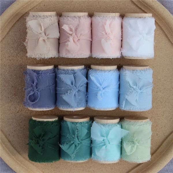 4 PCs handgefertigte ausfransen Chiffon Seidenband mit Holzspulen Hochzeitseinladung Blumensträuße 4cmx5,5 m Sheer Franing Ribbon Flatlay 240426