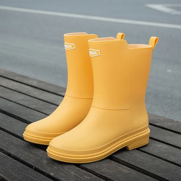 Gummischuhe für Frauen Mode mittlere Kalbstiefel Komfort wasserdichte Regen Galoshes Frau Arbeit Gartenstiefel bietet 240428