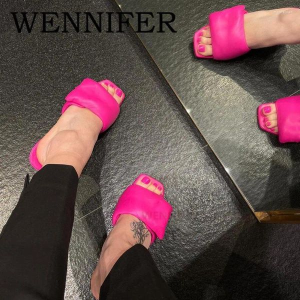 Slippers rosa brilhante 65mm Mulas de pele de bezerro abertas do dedo do pé esculpido sandálias de salto médio
