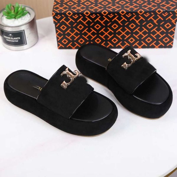 Designer Sandalo Sandalo europeo Slifori di talloni spessi popolari per donne Summer Nuovo Corea Slifori di punta aperta indossano sandali da spiaggia tendenza verso l'esterno