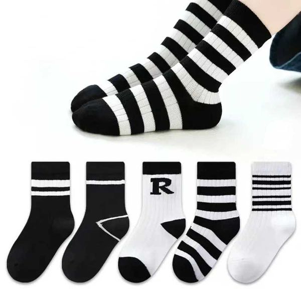 Kindersocken 5 Paare Modes Jungen Socken für Kinder Cartoon Harajuku Kawaii süßes Baby glückliches Mädchen Happy Lustige Bootsocken Schwarz weiß Y240504