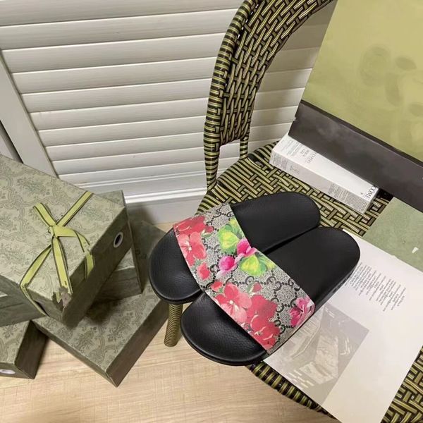 Sandálias de designer de praia Slides Slides para Womens Floral Brocade Man Flat Bottom Itália Sapatos de cobra de borracha Pantoufle Pearl Wholesale Flower Sh05 H4