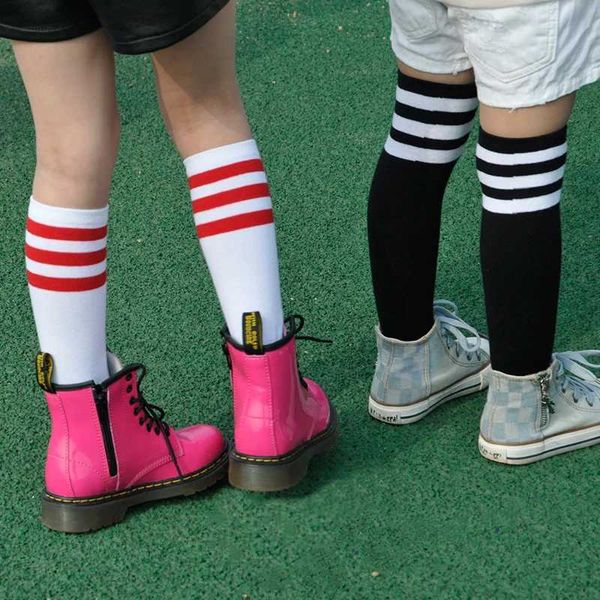 Calzini per bambini Girls Girl Knee High Socks per bambini calzini di cotone per calzini per calcio a tre gamba a tubo lunghi a strisce Avvio da gamba a tubo lungo Y240504