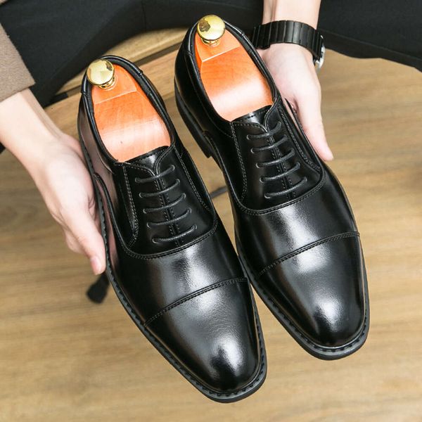 2024 Мужские повседневные деловые кружевные кружевные кружевные кружевы Оксфордские модные работы на открытом воздухе прогулочные броги для мужчин формальная обувь