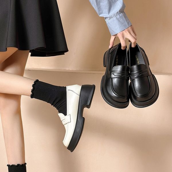 Универсальные туфли для женской новой моды с толстым сопоставленным в колледже.
