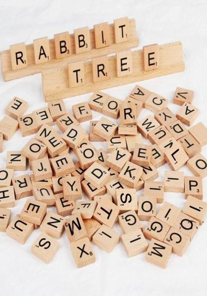 100 pcsset alfabeto in legno piastrelle scrabble Numeri di lettere nere per artigianato gwb156796480409