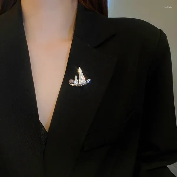 Broschen schöne Salingboot Design für Frauen Luxus Zirkonstein Simuliertes Perlen High-End