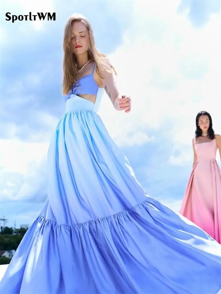 Frau blaues Riemcher Ombre Kleid mit komplizierten offenen Arbeiten detailliertes ätherisches und anmutiges Kleid für einen faszinierenden Abend -Look 240426