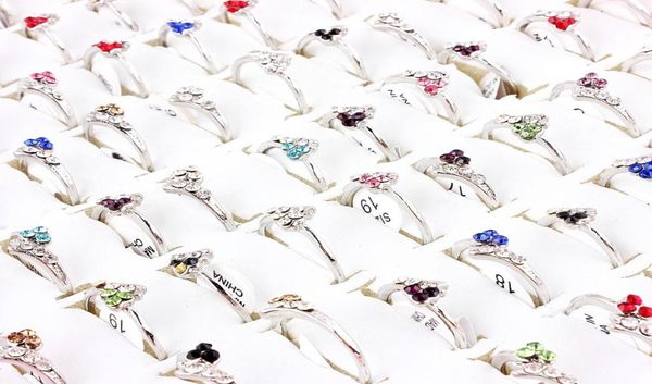 Qianbei 50pcsset interi lotti misti di strass di cristallo lucido anelli di strass per bambini Impegno per bambini Anello di dito da sposa Belietta
