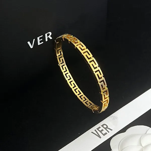 Bracelete de ouro Jóias de jóias Pulseira clássica de pulseira 18k Brand Gift Fashion Titanium liga de aço inoxidável Carta de pulseiras Love Bracelet empolgado